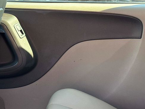 Used 2016 Chrysler Town & Country Touring image 15