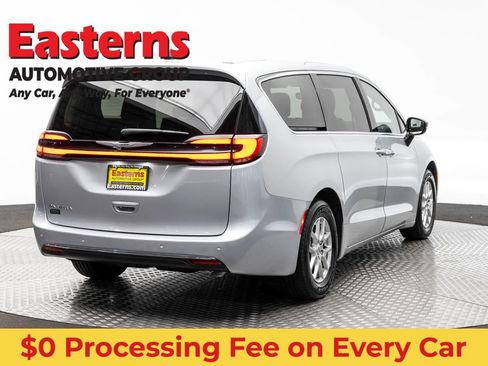 Used 2024 Chrysler Pacifica Touring-L FWD image 5
