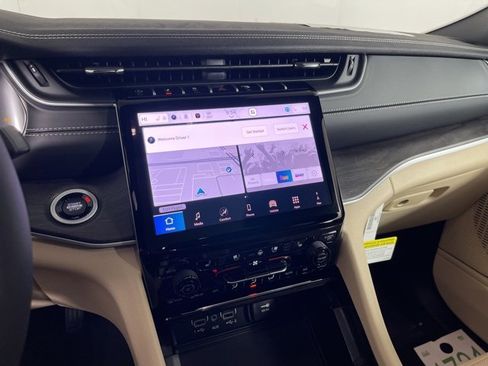 New 2025 Jeep Grand Cherokee Limited w/ Luxury Tech Group II image 14