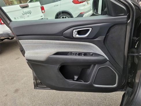 Used 2022 Jeep Compass Latitude image 28