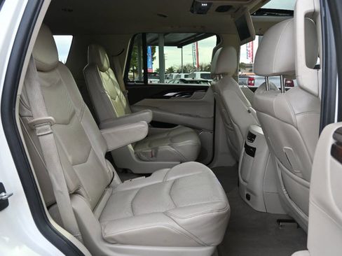 Used 2015 Cadillac Escalade Luxury image 14