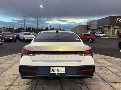 Certified 2025 Hyundai Elantra SEL image 8