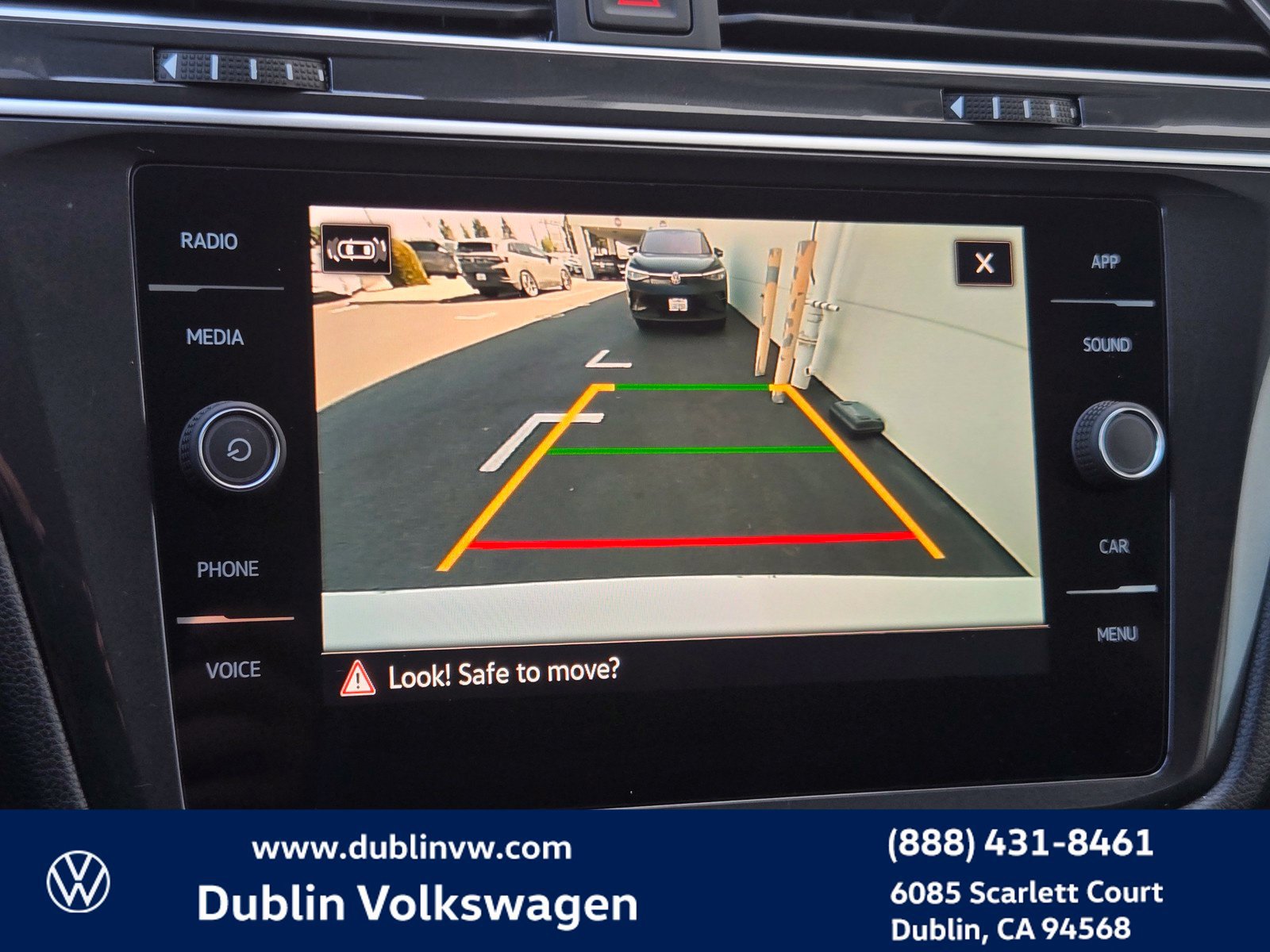 Certified 2024 Volkswagen Tiguan SE w/ Panoramic Sunroof Package AWD/4WD image 15