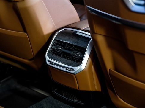 Used 2023 BMW 760i xDrive w/ Executive Package image 37