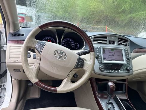 Used 2011 Toyota Avalon Limited image 18