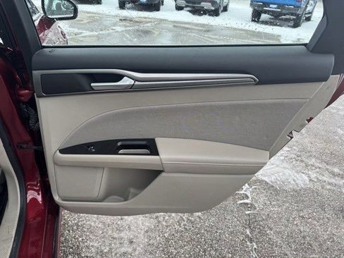 Used 2017 Ford Fusion SE image 24