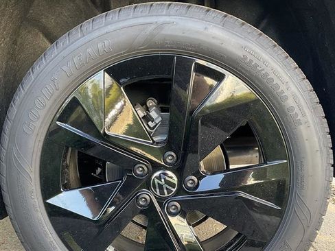 New 2025 Volkswagen Taos SE image 10