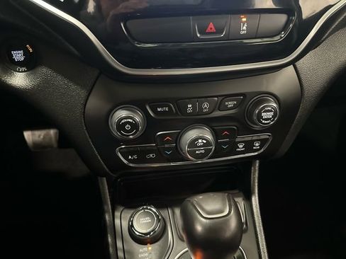 Used 2022 Jeep Cherokee Limited AWD/4WD image 22