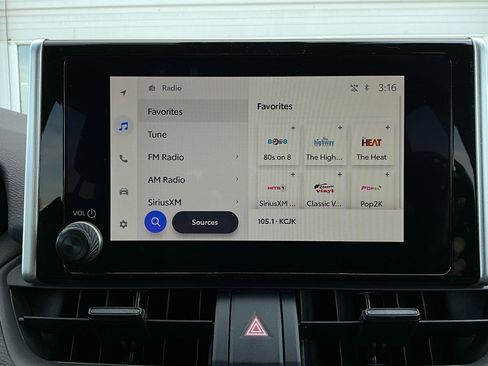 Used 2025 Toyota RAV4 XLE image 31