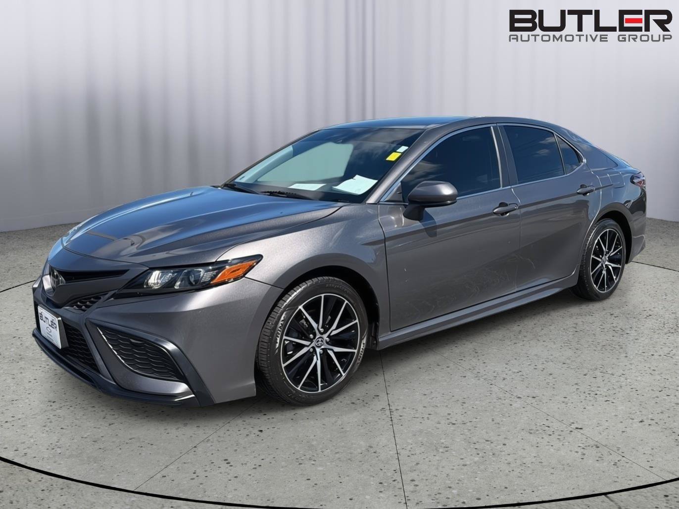 Used 2021 Toyota Camry SE FWD image 2