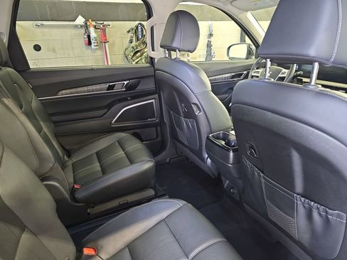 Used 2024 Kia Telluride EX w/ EX Captain's Chair Package image 11