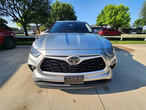 Used 2023 Toyota Highlander XLE FWD image 2