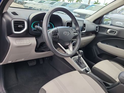 Used 2025 Hyundai Venue SEL FWD image 9