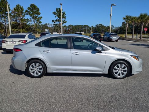 Used 2022 Toyota Corolla LE image 3