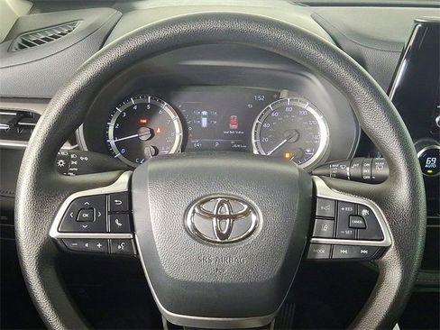 Used 2023 Toyota Highlander L image 19