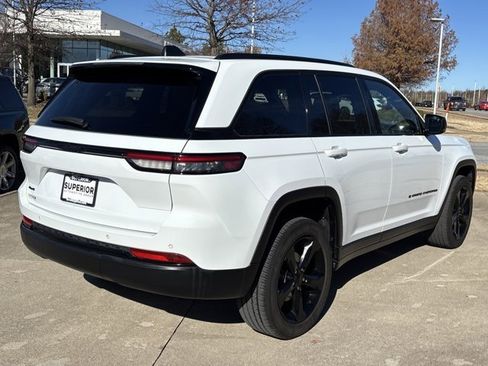 Used 2023 Jeep Grand Cherokee Altitude image 3