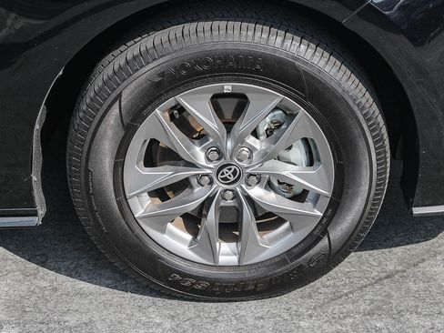 Used 2026 Toyota Sienna LE FWD image 11