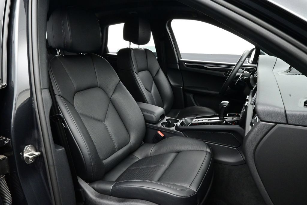 Certified 2025 Porsche Macan AWD/4WD image 17
