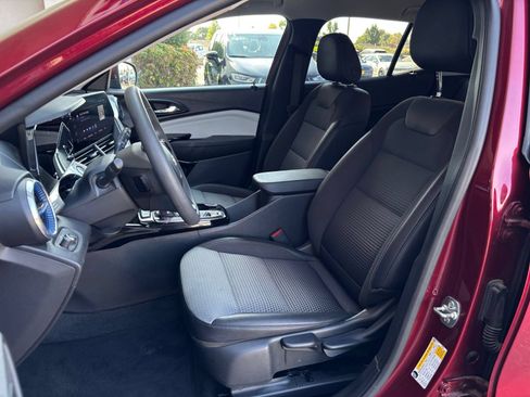 Used 2025 Chevrolet Trax LT FWD image 65