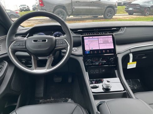 New 2025 Jeep Grand Cherokee Limited image 17