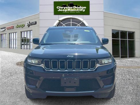 Used 2023 Jeep Grand Cherokee Laredo AWD/4WD image 2