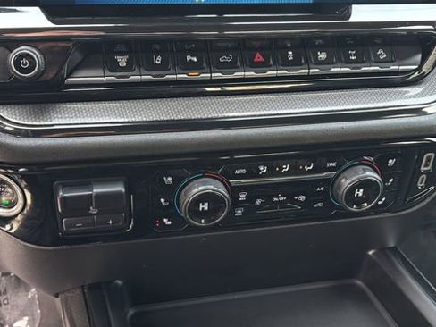 Used 2024 Chevrolet Silverado 2500 ZR2 w/ Technology Package AWD/4WD image 30