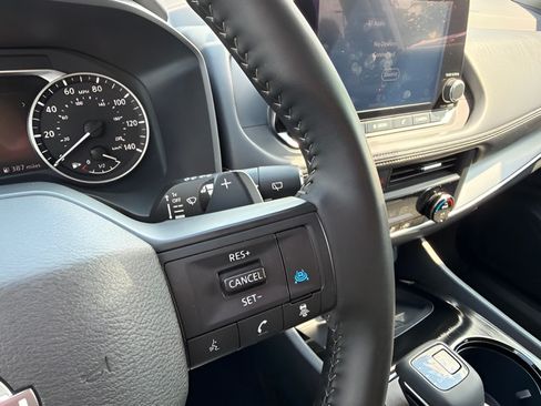 Used 2025 Nissan Rogue SV FWD image 16