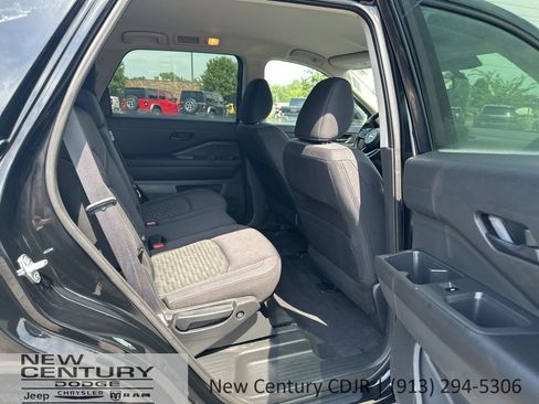 Used 2023 Nissan Pathfinder S image 11