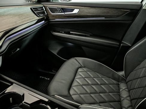 Certified 2025 Volkswagen Atlas SEL Premium R-Line image 24