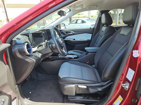 Used 2025 Chevrolet Trax LT w/ LT Convenience Package FWD image 11