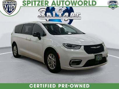 Used 2025 Chrysler Pacifica Select