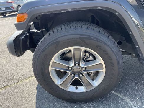 Used 2022 Jeep Wrangler Unlimited Sahara AWD/4WD image 10
