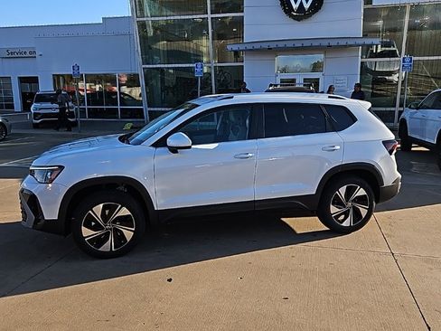 New 2026 Volkswagen Taos SE image 8