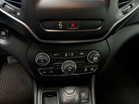 Used 2020 Jeep Cherokee Latitude Plus w/ Cold Weather Group FWD image 22
