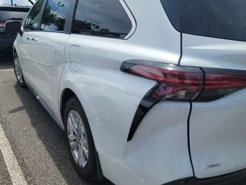 Used 2024 Toyota Sienna Platinum AWD/4WD image 6