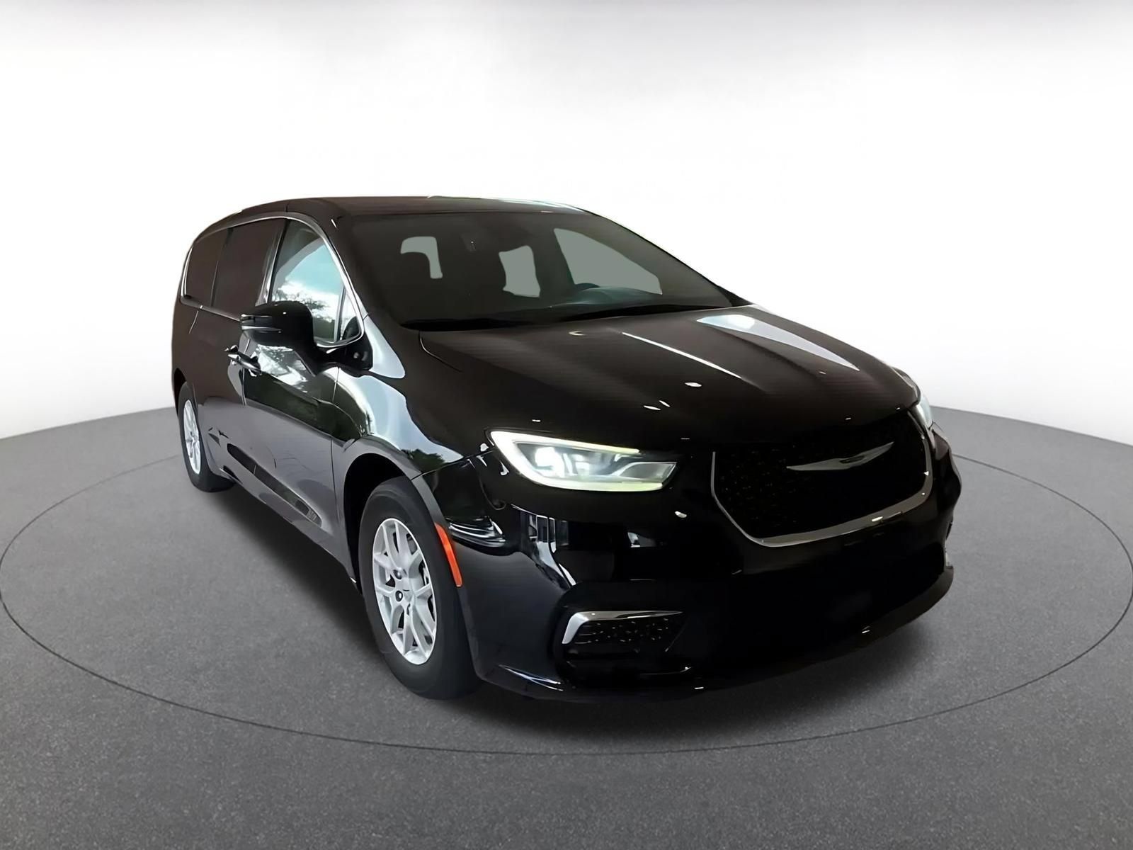 Used 2024 Chrysler Pacifica Touring-L FWD image 3