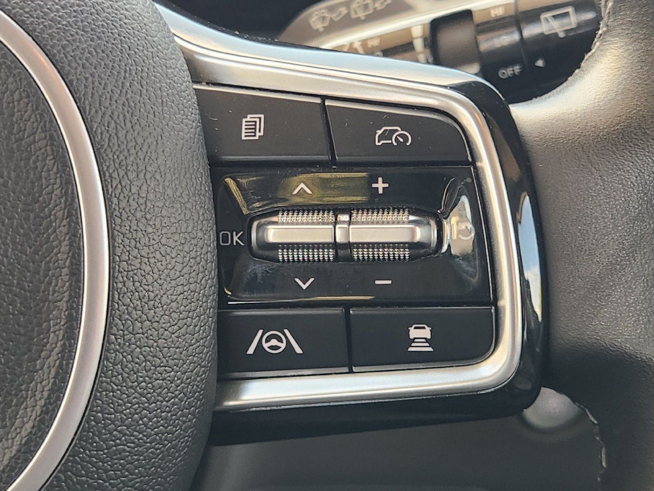 Used 2025 Kia Carnival FWD image 27