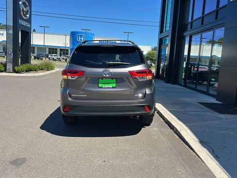 Used 2018 Toyota Highlander SE AWD/4WD image 4