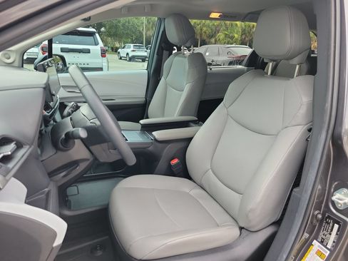 Used 2025 Toyota Sienna XLE w/ XLE Plus Package FWD image 18