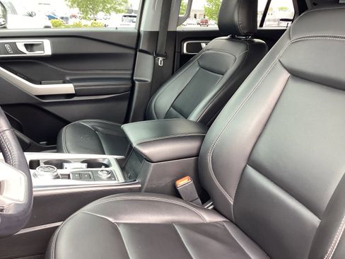 Used 2022 Ford Explorer XLT w/ Equipment Group 202A AWD/4WD image 12
