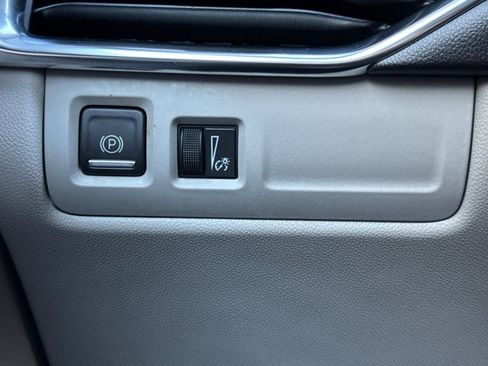 Certified 2022 Cadillac XT4 Premium Luxury w/ Enhanced Visibility Package image 30