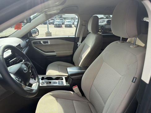 Used 2023 Ford Explorer XLT RWD image 5