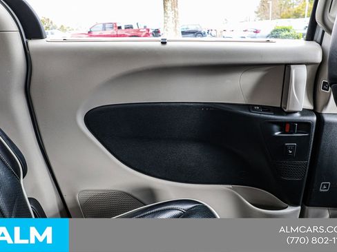 Used 2023 Chrysler Pacifica Limited image 44