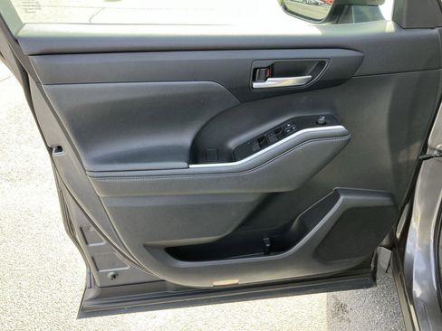 Used 2021 Toyota Highlander XLE image 14