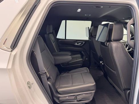 Used 2024 GMC Yukon SLT w/ SLT Luxury Package image 18