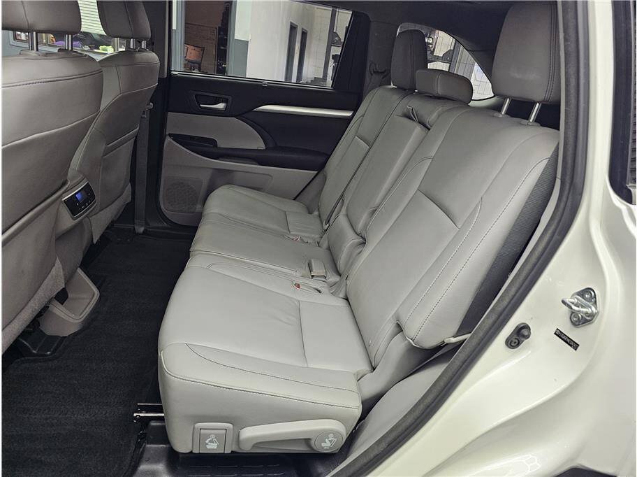 Used 2014 Toyota Highlander XLE AWD/4WD image 12