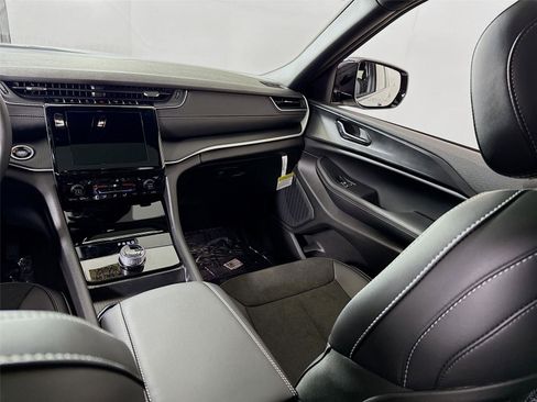 New 2025 Jeep Grand Cherokee L Altitude image 17