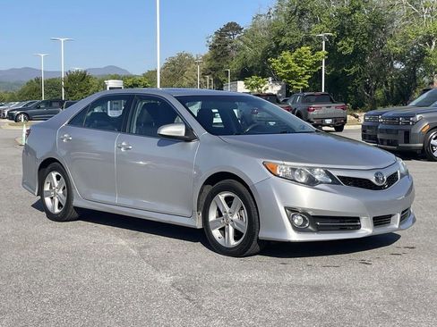 Used 2014 Toyota Camry SE w/ Moonroof Package FWD image 1