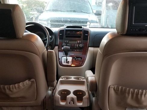 Used 2008 Hyundai Entourage Limited image 10