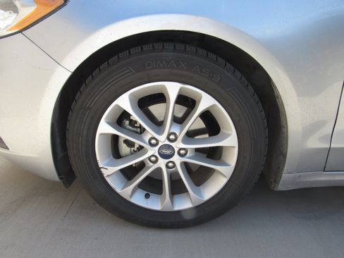 Used 2020 Ford Fusion SE FWD image 5